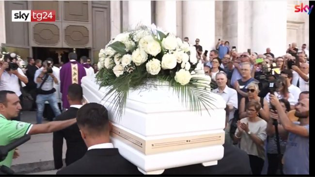 Folla, lacrime e applausi ai funerali di Nadia Toffa