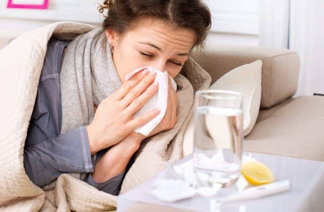 Circolano molte sindromi simil-influenzali, picco tra Natale e Capodanno: “No al fai-da-te con gli antibiotici”