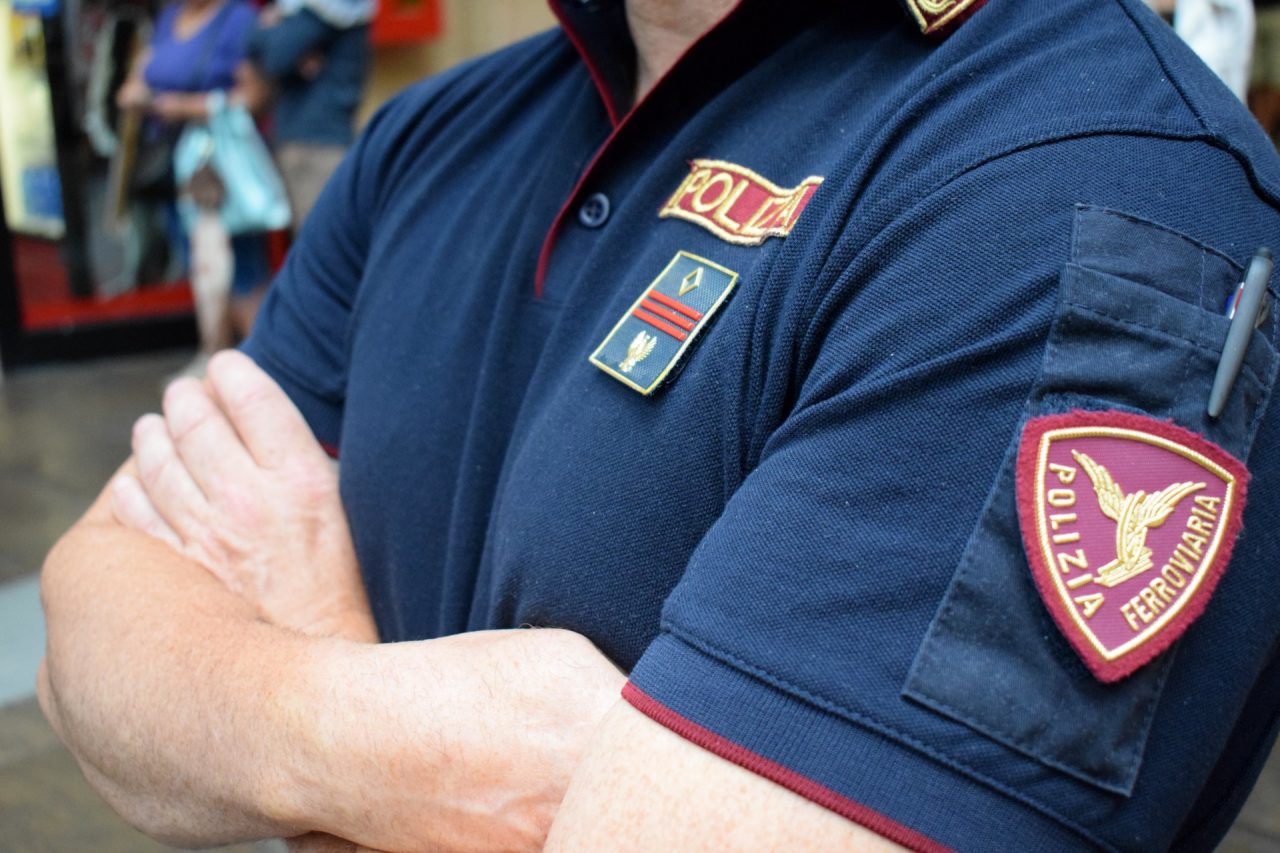 Nigeriani si rifiutano di pagare il biglietto: rompono il polso a un poliziotto