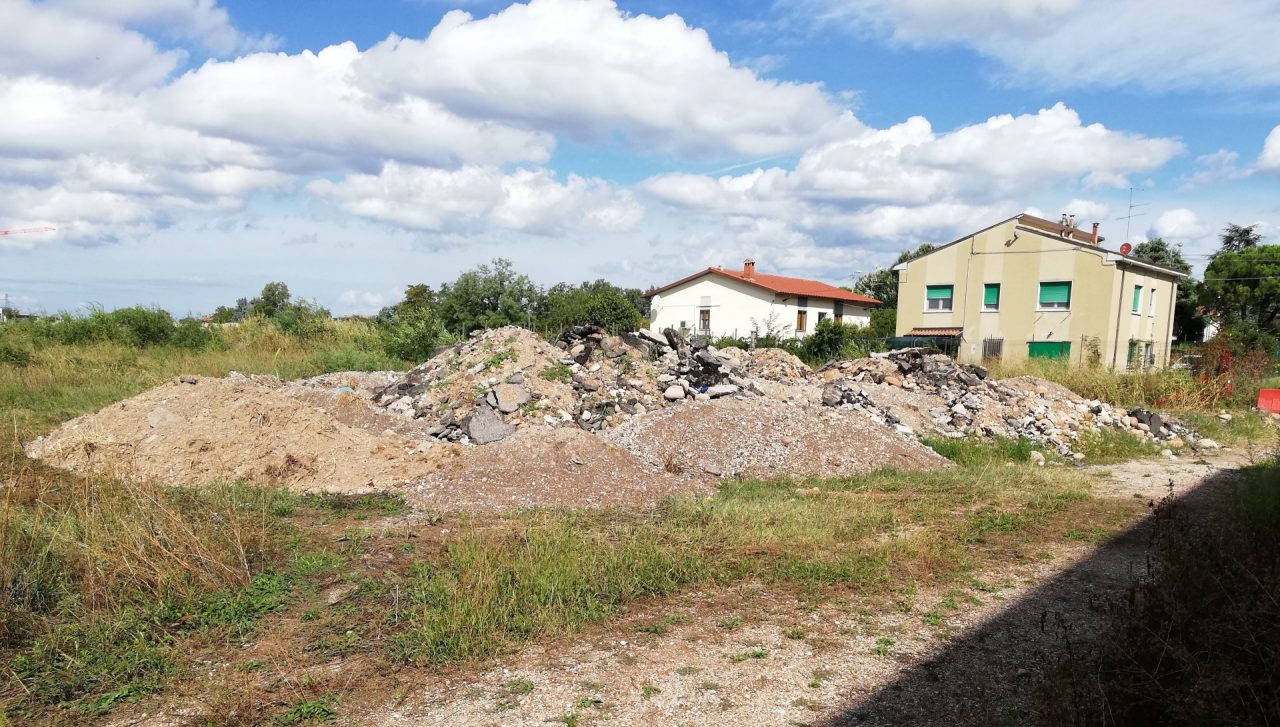 Scoperta una discarica abusiva a San Massimo