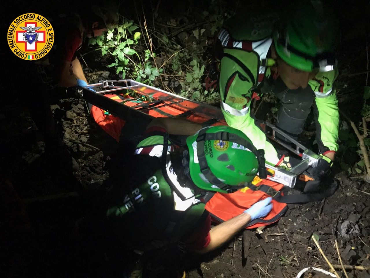Bucano una gomma e scivolano nella scarpata a Roncà