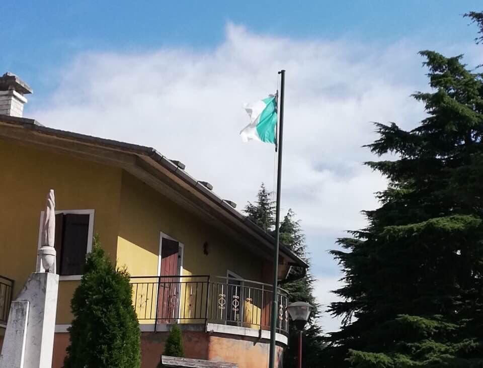Sfregiato il tricolore del monumento ai caduti di Prun