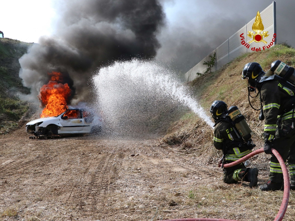 Vigili del Fuoco: esercitazione con nuovi liquidi schiumogeni