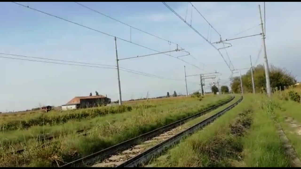 Investito da un treno a Bevilacqua, ragazzo è grave
