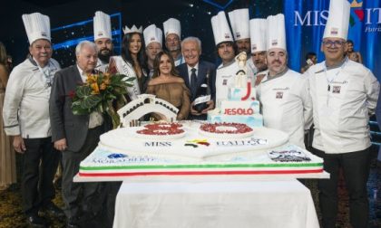 Miss Italia festeggia con la torta a forma di cuore dei Ristoratori del Radicchio