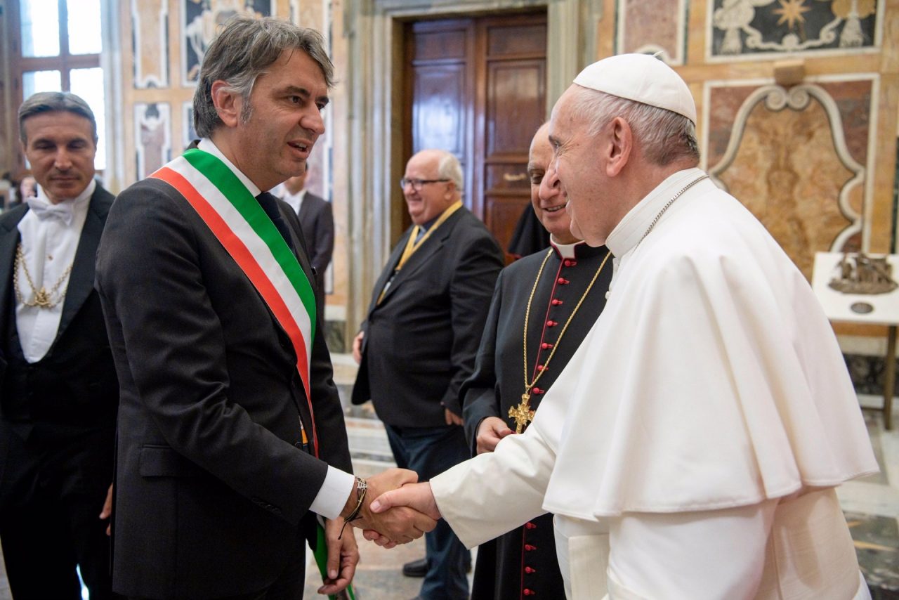 Il sindaco di Verona da papa Francesco, benedette le formelle della via crucis