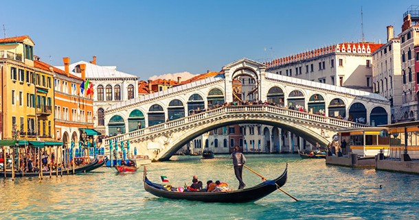 Vuole farsi un selfie: turista aggredisce gondoliere VIDEO