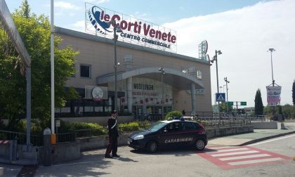 Tenta di rubare un'auto nel parcheggio delle Corti Venete