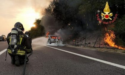 Auto in fiamme sulla A4 vicino Peschiera del Garda