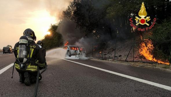 Auto in fiamme sulla A4 vicino Peschiera del Garda