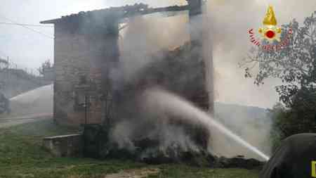 Grezzana, fulmine causa l’incendio di un fienile FOTO e VIDEO