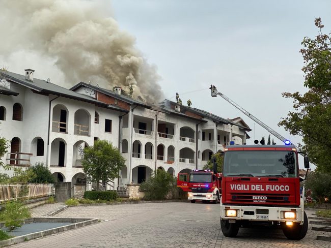 Residence va a fuoco sul Garda