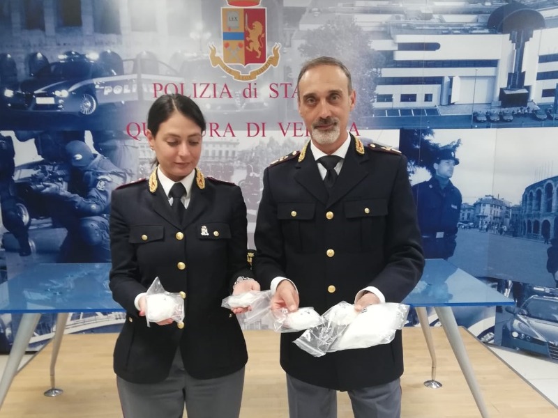Nascondeva oltre un etto di cocaina nell’armadio, arrestato un albanese