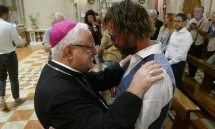 Dopo matrimonio gay prete torna a Verona e celebra messa