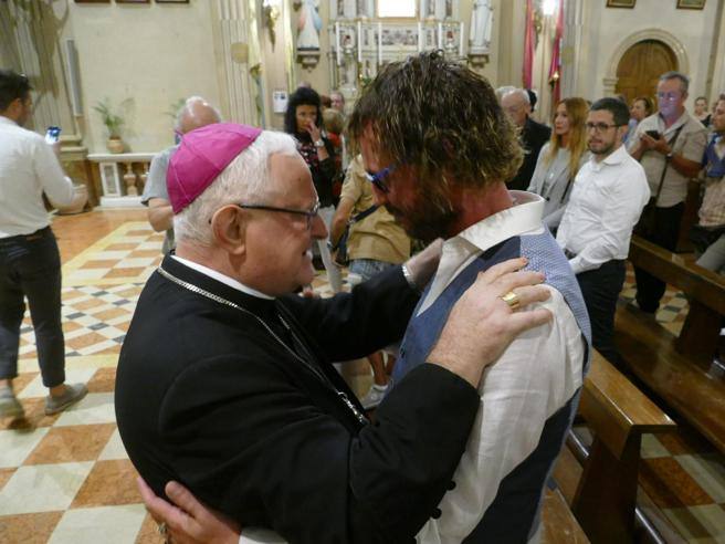 Dopo matrimonio gay prete torna a Verona e celebra messa