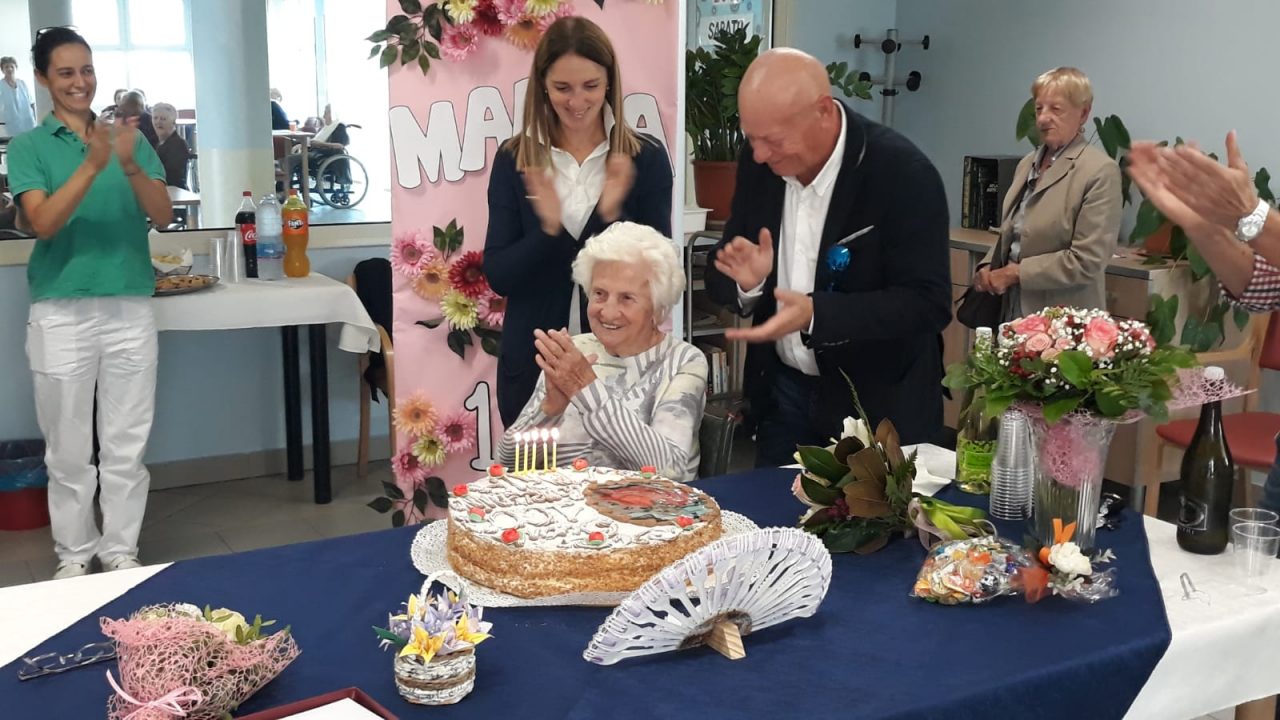 Maria festeggia un secolo di vita e racconta di quando ha aspettato 13 anni per riabbracciare il suo amore