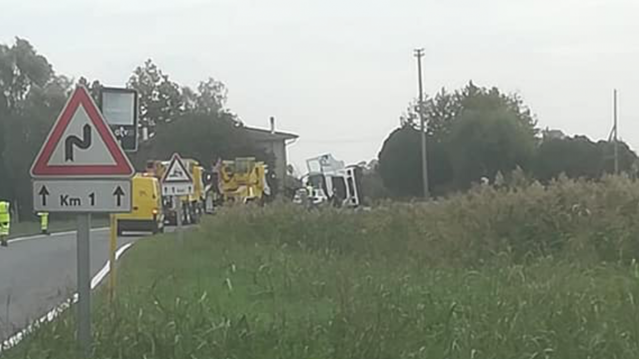 Camion si ribalta sulla strada per Terrazzo