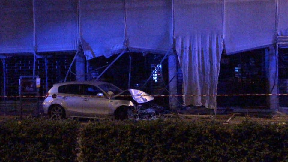 Auto si schianta contro ponteggio all’alba