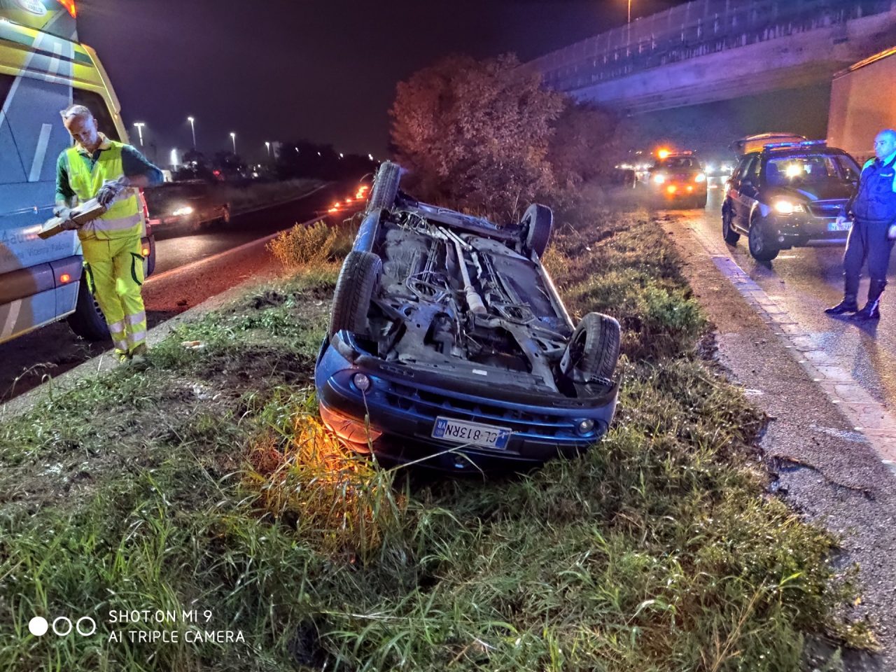 Raffica di incidenti stradali nelle ultime 24 ore, divelto persino un semaforo FOTO