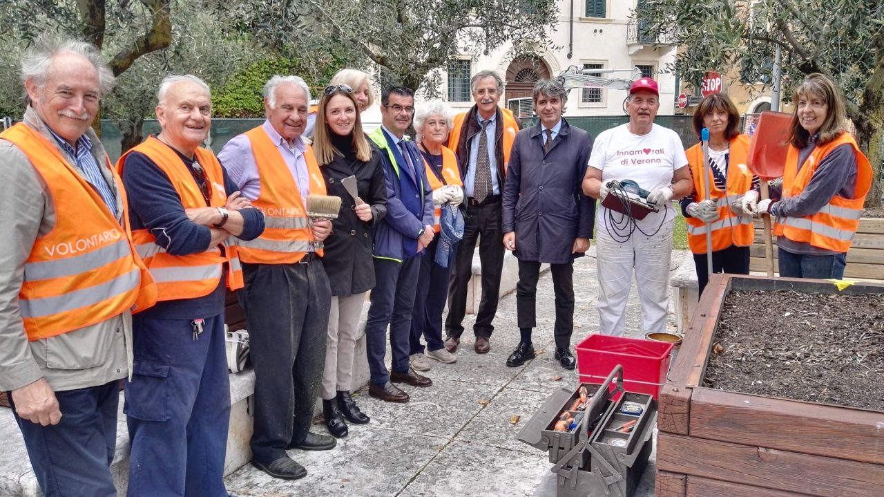 Gli angeli del bello rimettono a nuovo piazza Isolo