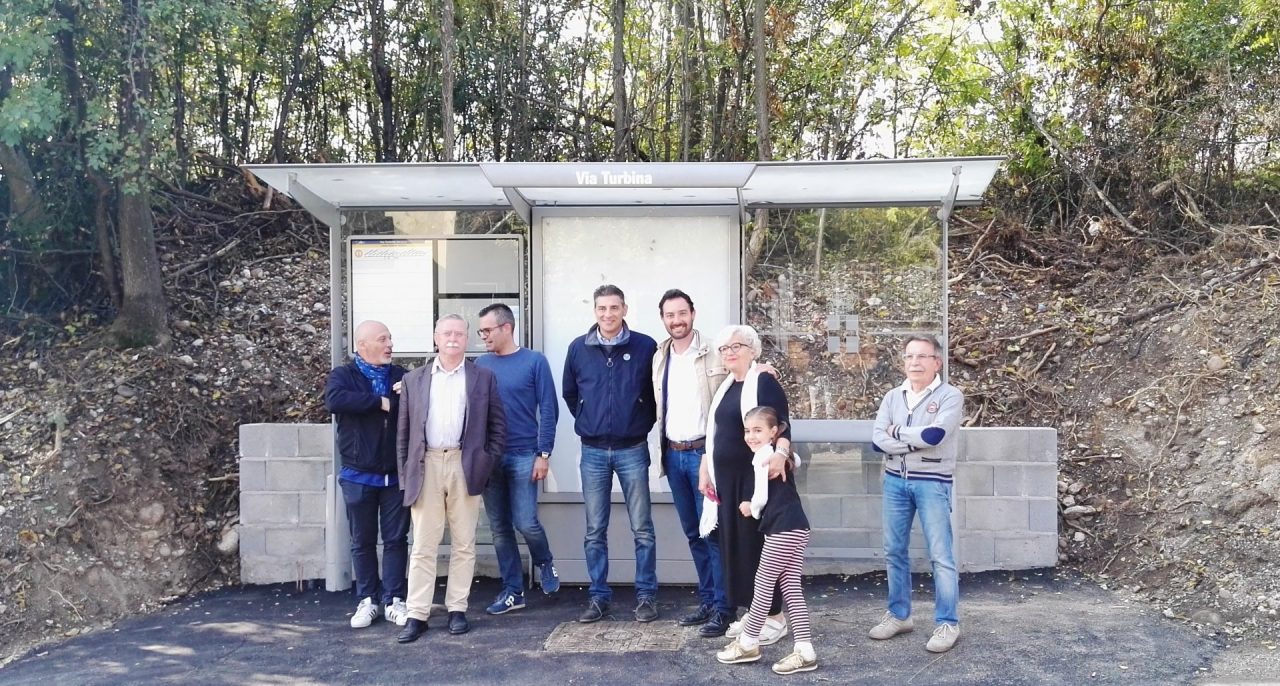 Pensilina nuova in via Turbina per la sicurezza alla fermata del bus