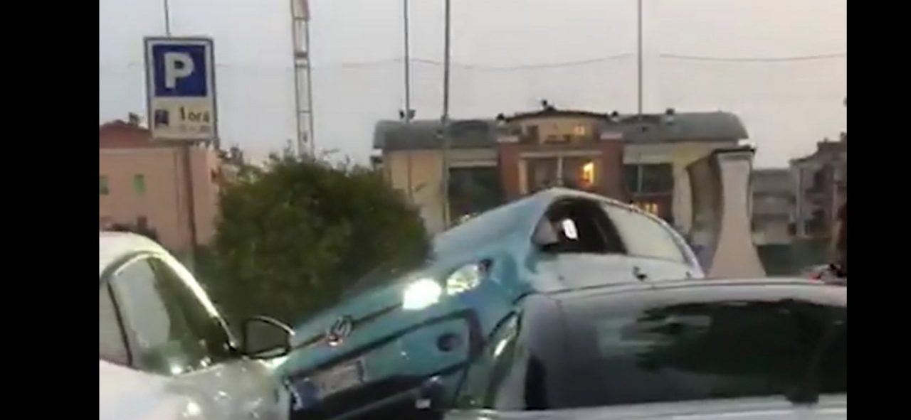 Fugge da una rissa e piomba con la sua auto su quelle parcheggiate VIDEO