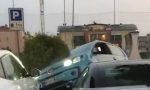 Fugge da una rissa e piomba con la sua auto su quelle parcheggiate VIDEO