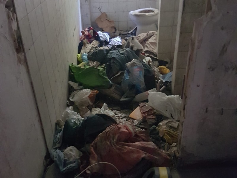 Villa Policanta occupata abusivamente, in due vivevano nell’immondizia