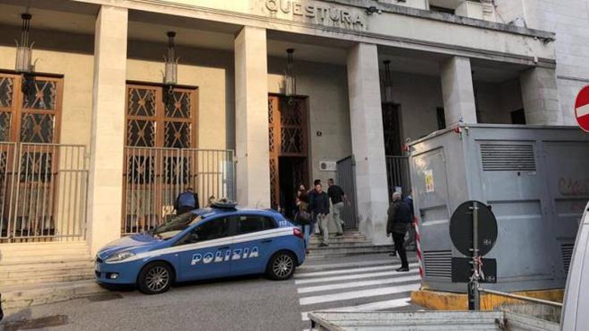 Spari in questura a Trieste, uccisi due agenti di polizia