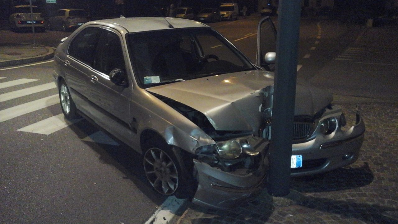 Ubriaco alla guida danneggia i veicoli per strada