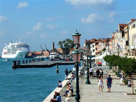 Grandi navi a Venezia: stop da aprile