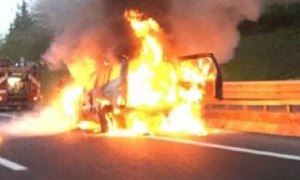 Veicolo in fiamme sull'A4, lunghe code
