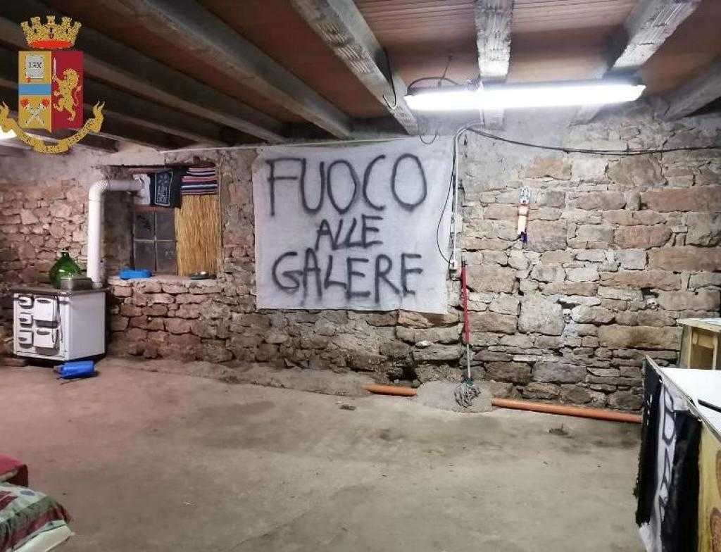 Bombarolo arrestato a Cerro: fabbricava pacchi bomba per gli anarchici