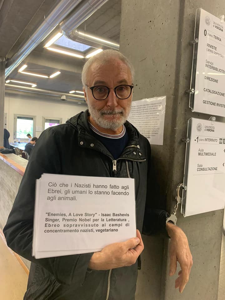 Attivista si incatena in biblioteca contro la sperimentazione con i macachi