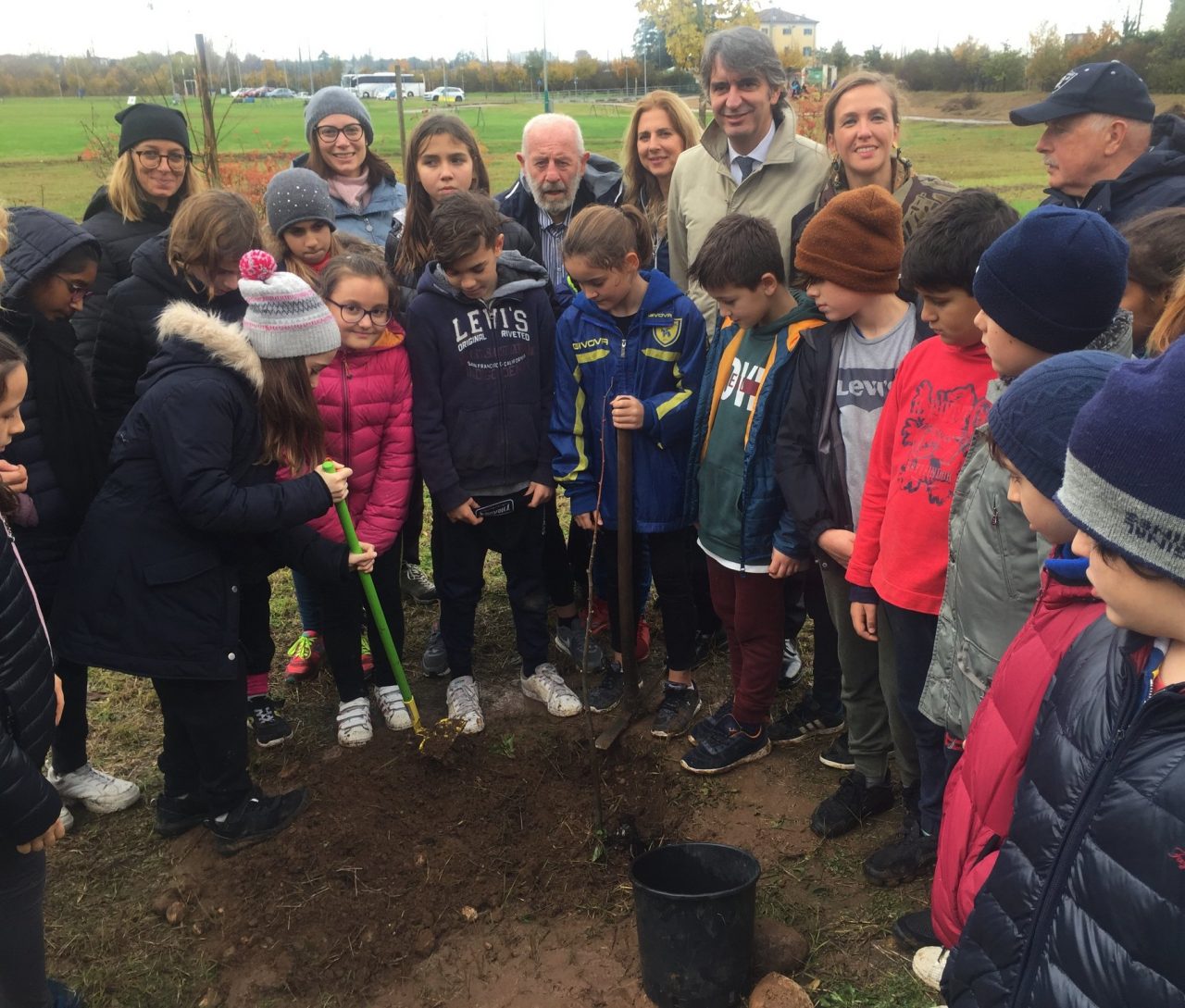 Giornata nazionale degli Alberi, a Parona i bimbi ne piantano cinque