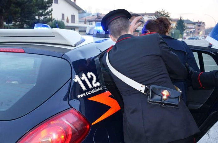 Donna maltratta il marito e minaccia di morte il figlio
