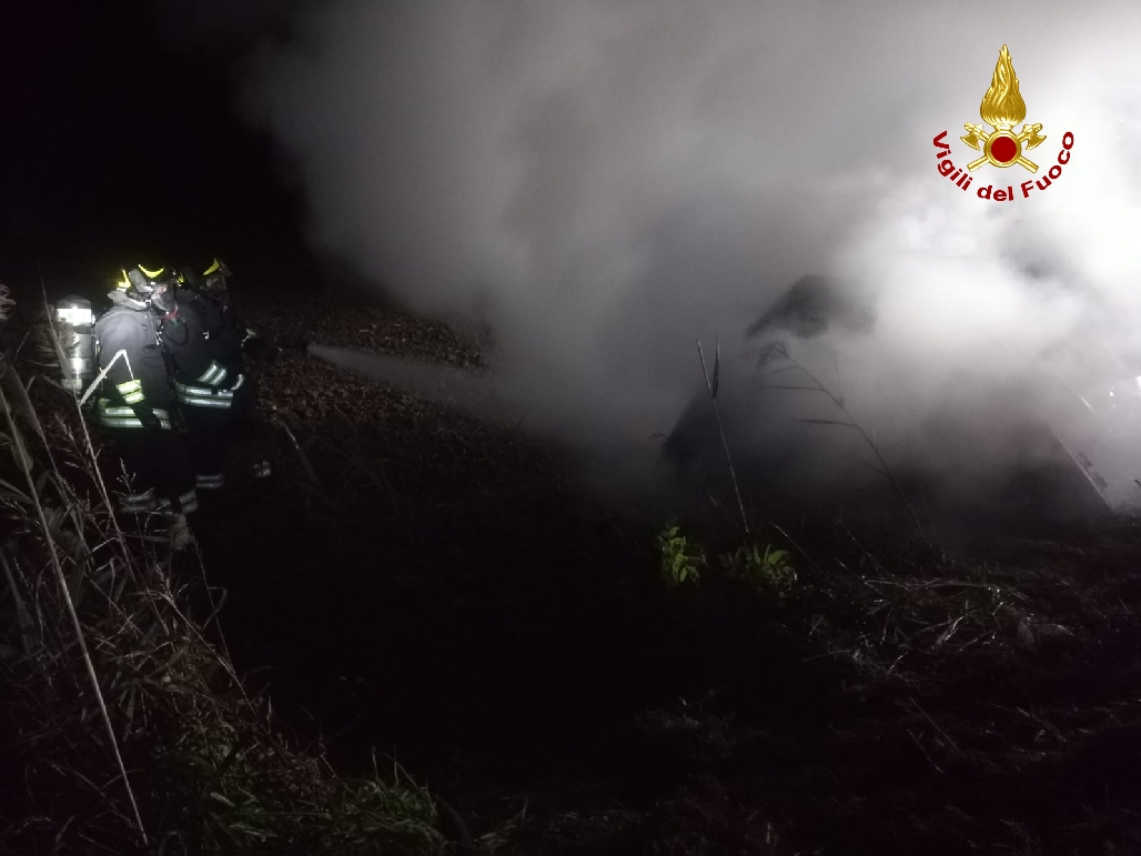 Furgone esce di strada e prende fuoco