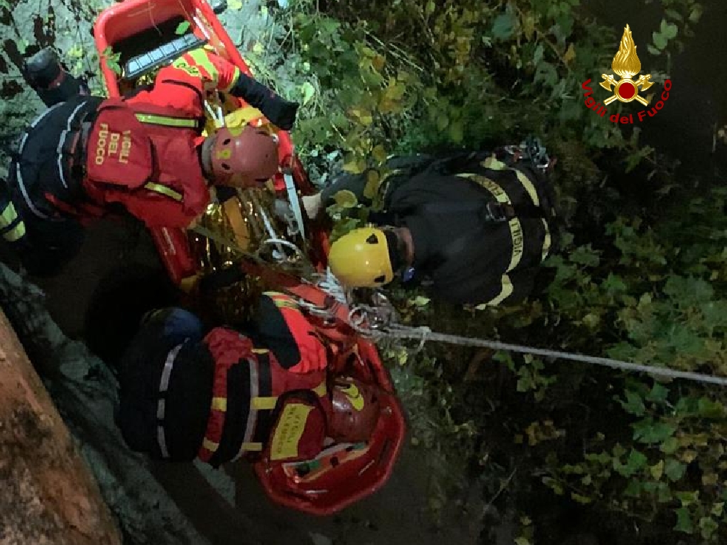 Paura per una 22enne precipitata dal Lungadige: salvata dai Vigili del Fuoco