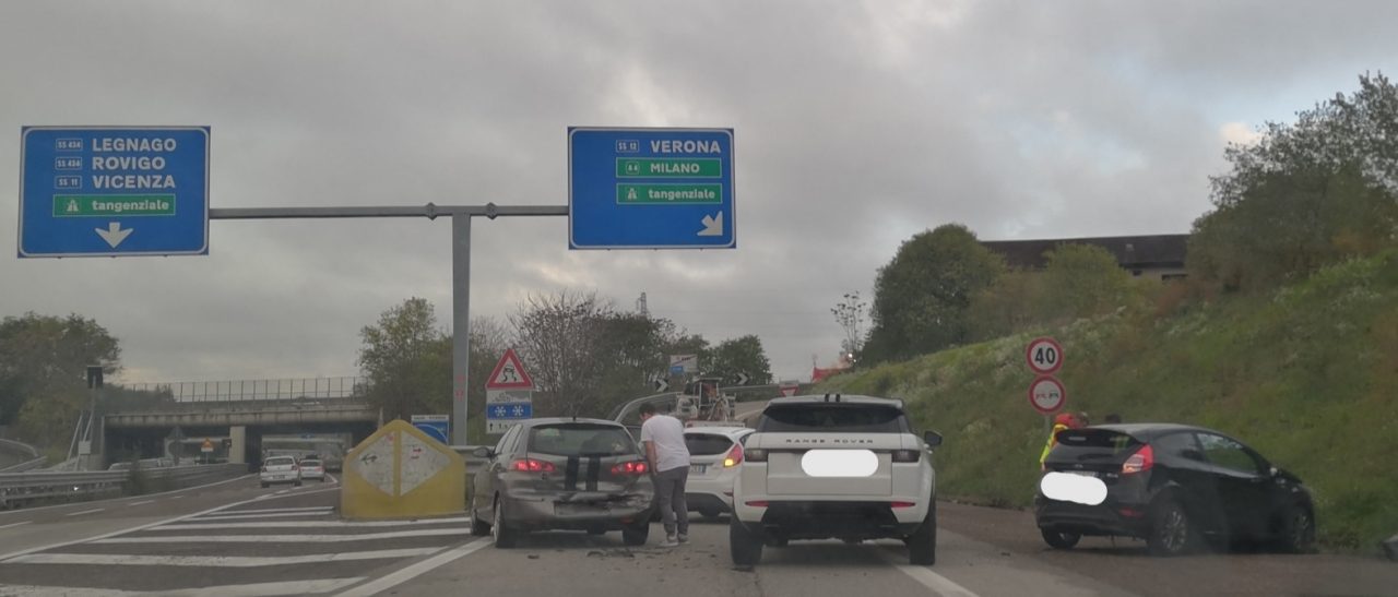 Incidente svincolo ss434 e ss12, tre mezzi coinvolti