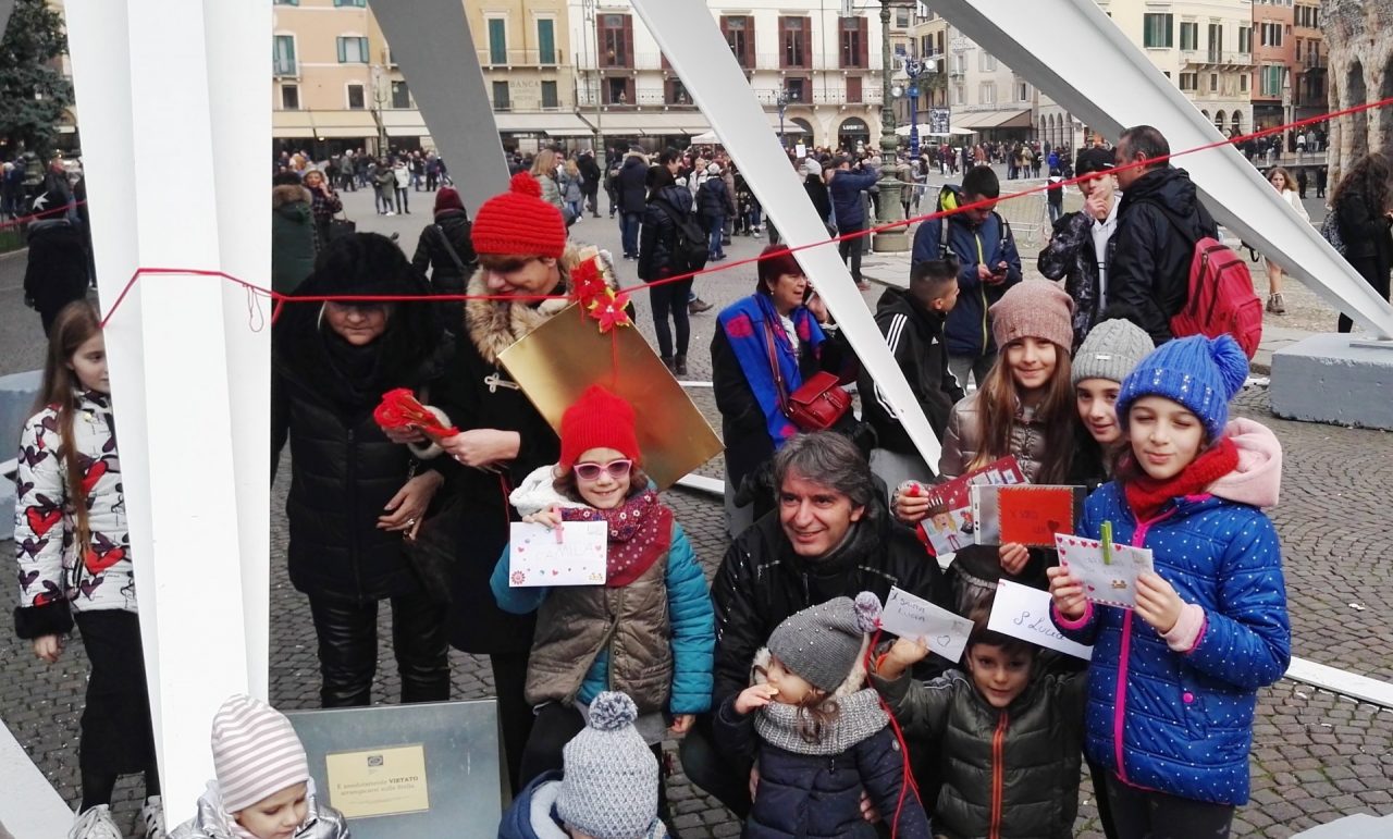 Lettere di Santa Lucia appese alla stella di Verona
