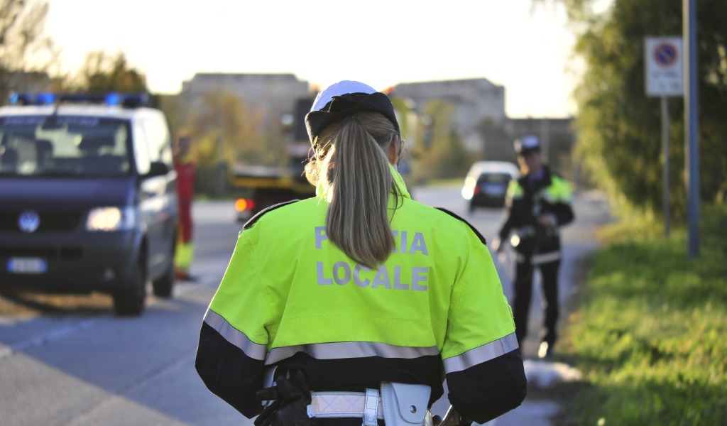 Cade dalla bici dopo esser stata urtata da uno scooter: la Polizia Locale cerca la soccorritrice