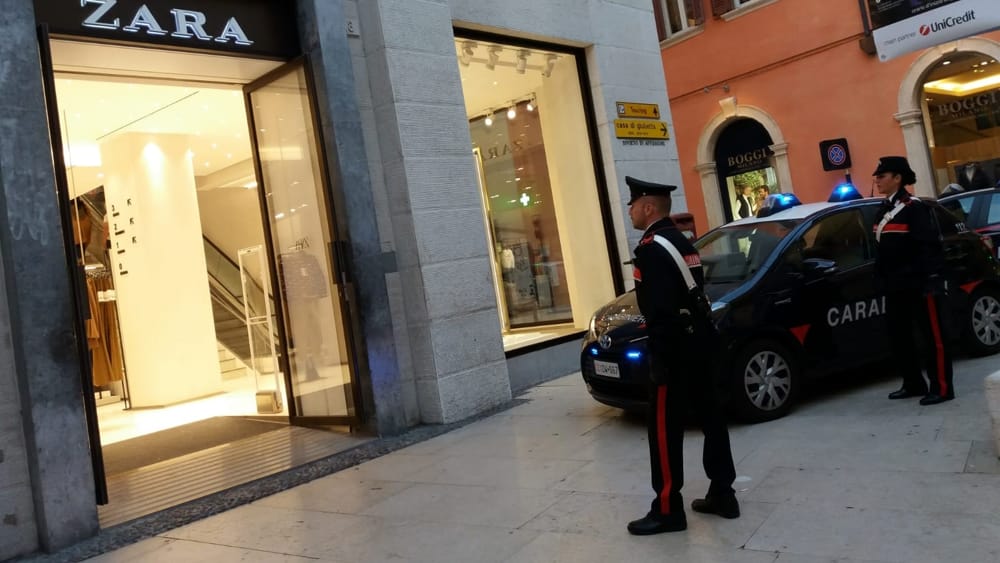 Turista derubata, i carabinieri fermano una 30enne straniera con la refurtiva