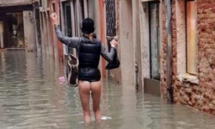Donna in mutande a Venezia, l'altro volto dell'acqua alta