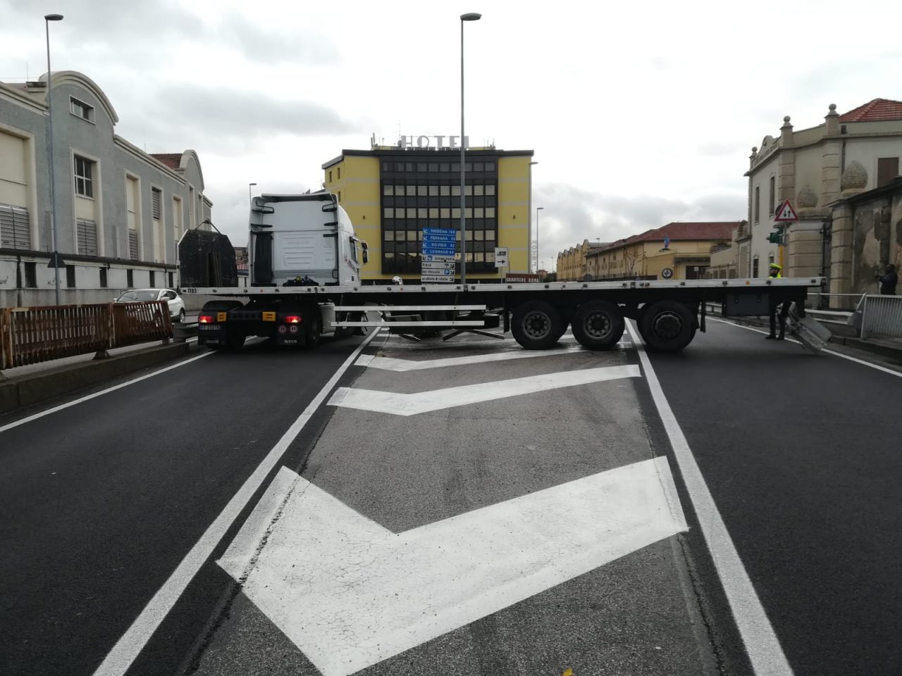 Camion contromano rimane incastrato in centro a Verona