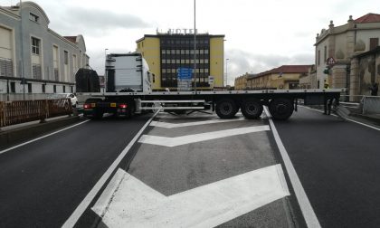 Camion contromano rimane incastrato in centro a Verona