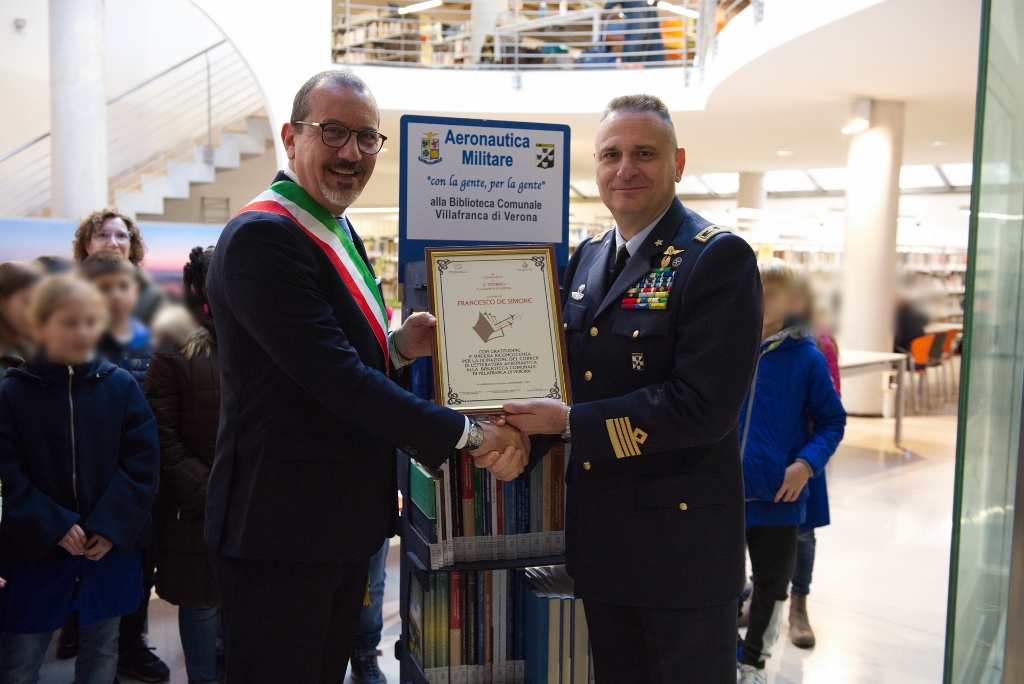 4 novembre: il 3° Stormo consegna una raccolta di opere alla Biblioteca di Villafranca