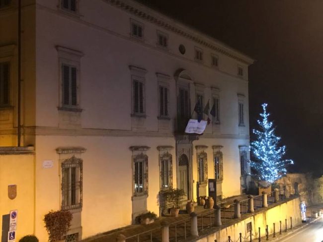 Giornata Mondiale dell’Infanzia e dell’Adolescenza: i palazzi si tingono di blu VIDEO