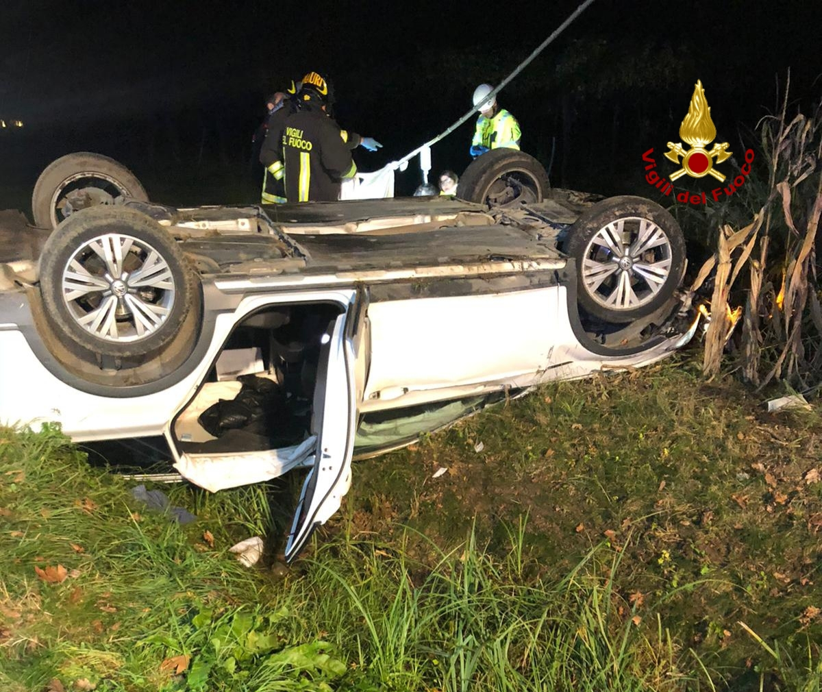 Muore in auto mentre corre per salvare l’amico suicida