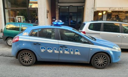 Aggredisce la moglie con un coltello davanti al figlio, arrestato