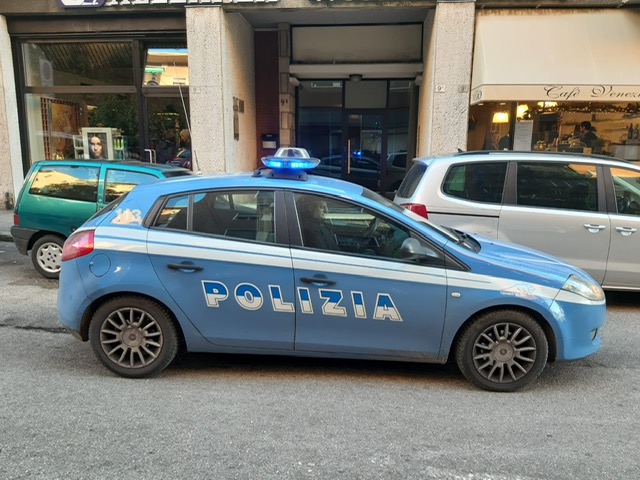 Aggredisce la moglie con un coltello davanti al figlio, arrestato